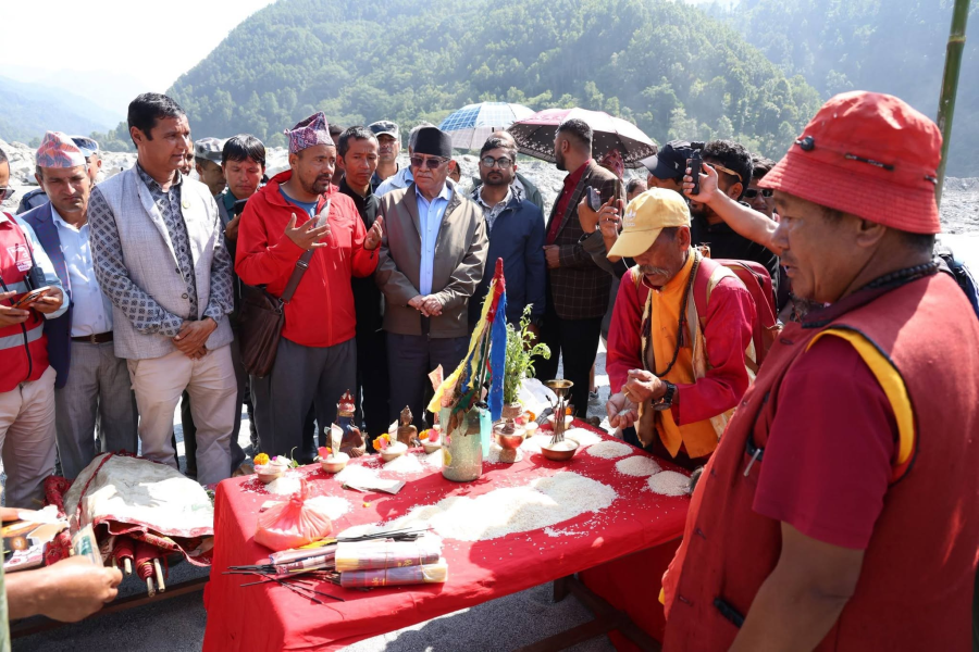 भोटेकोशी बाढीको मृतकको घेवामा प्रचण्ड सहभागी