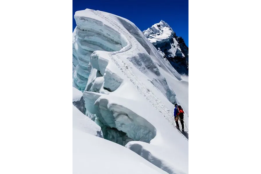 शरद् ऋतुमा मनास्लु र आमादब्लम हिमाल आरोहीको पहिलो रोजाइ
