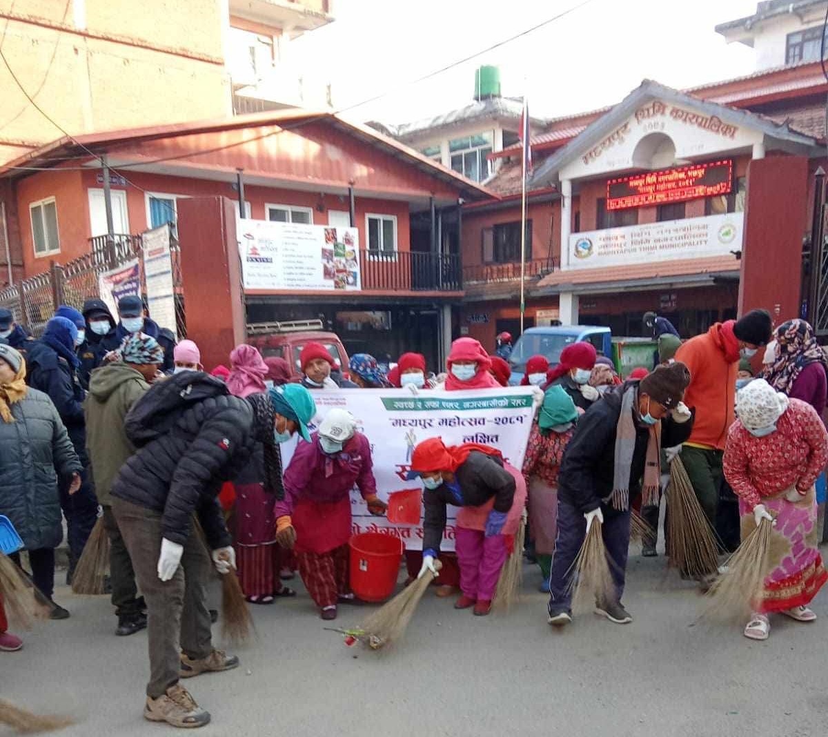 महोत्सवको अवसरमा मध्यपुर थिमिमा सरसफाइ